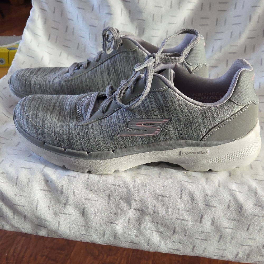 Skechers Light Gray Knit Athletic Sneakers with Pink Logo